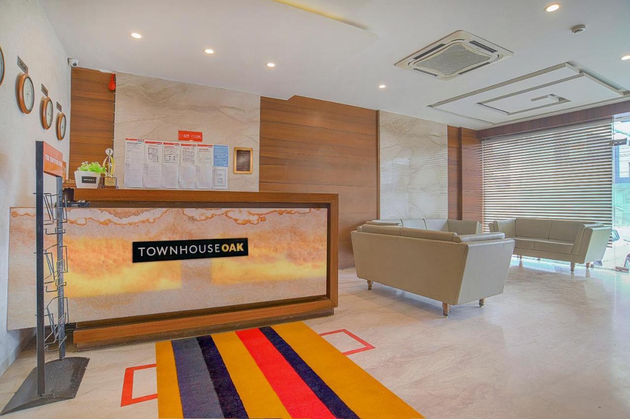 Vaccinated Staff- Townhouse Oak Hotel Silvotel Indore Bagian luar foto