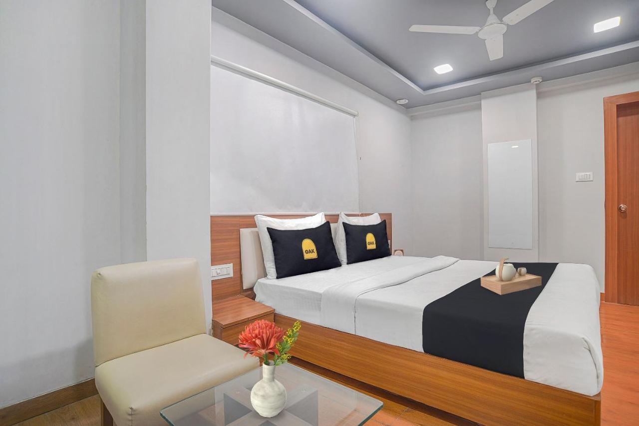 Vaccinated Staff- Townhouse Oak Hotel Silvotel Indore Bagian luar foto