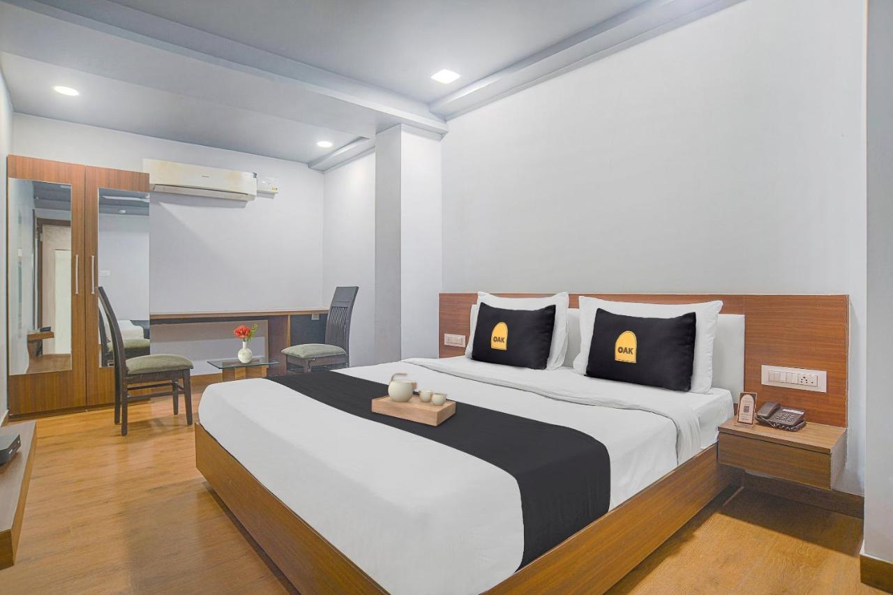 Vaccinated Staff- Townhouse Oak Hotel Silvotel Indore Bagian luar foto