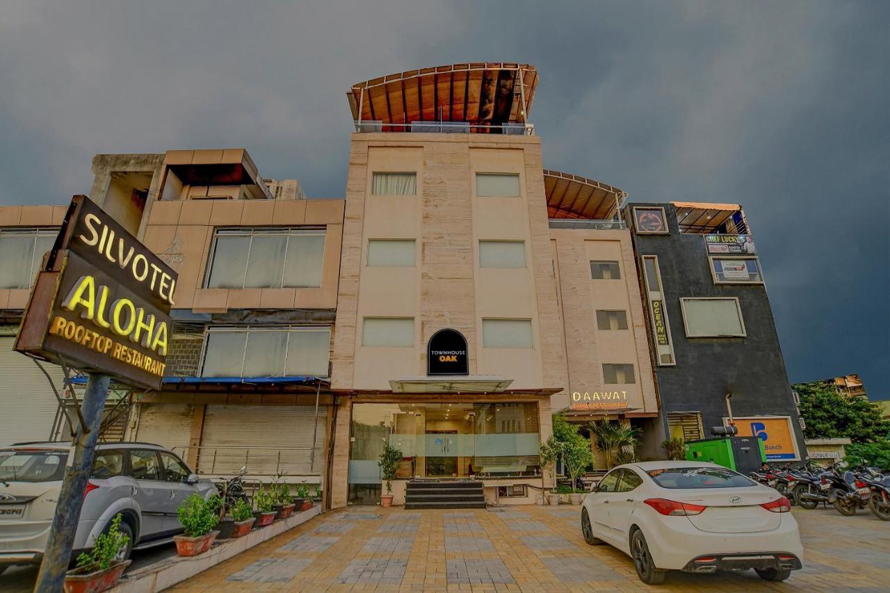 Vaccinated Staff- Townhouse Oak Hotel Silvotel Indore Bagian luar foto